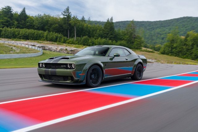 RumBat's tweet photo. Bu güzel cuma gecesi biraz #american rüyalarına dalalım :-) Ve, @Dodge  2019 #Challenger #Hellcat #Redeye çılgınlığına bakalım!..
6.2lt #supercharger #HEMI #V8 motoru tam DIN 808HP 959Nm!..
Arka koltuklarını çıkartma opsiyonuyla fiyatı ABD’de 81.000$’dan başlıyor!..
#DriveSRT https://t.co/NN0RAx5m4k