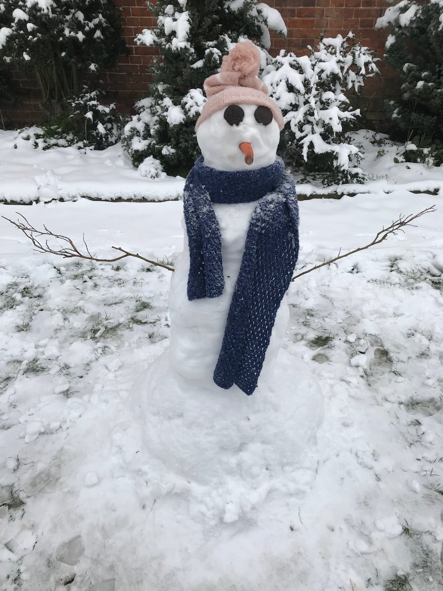 OISE_Germany's tweet photo. In Newbury hat es heute Nacht geschneit! Eine Seltenheit für UK und doch immer willkommen. Auch im Winter sind jede Woche Sprachschüler in der Schule, um ihr Englisch zu verbessern und Erfahrungen im Ausland zu gewinnen. #beoise https://t.co/RHaqshKb6A