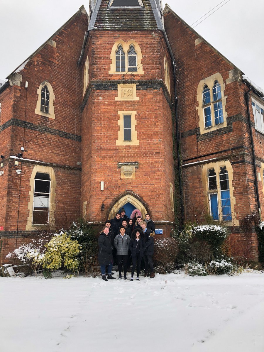 OISE_Germany's tweet photo. In Newbury hat es heute Nacht geschneit! Eine Seltenheit für UK und doch immer willkommen. Auch im Winter sind jede Woche Sprachschüler in der Schule, um ihr Englisch zu verbessern und Erfahrungen im Ausland zu gewinnen. #beoise https://t.co/RHaqshKb6A