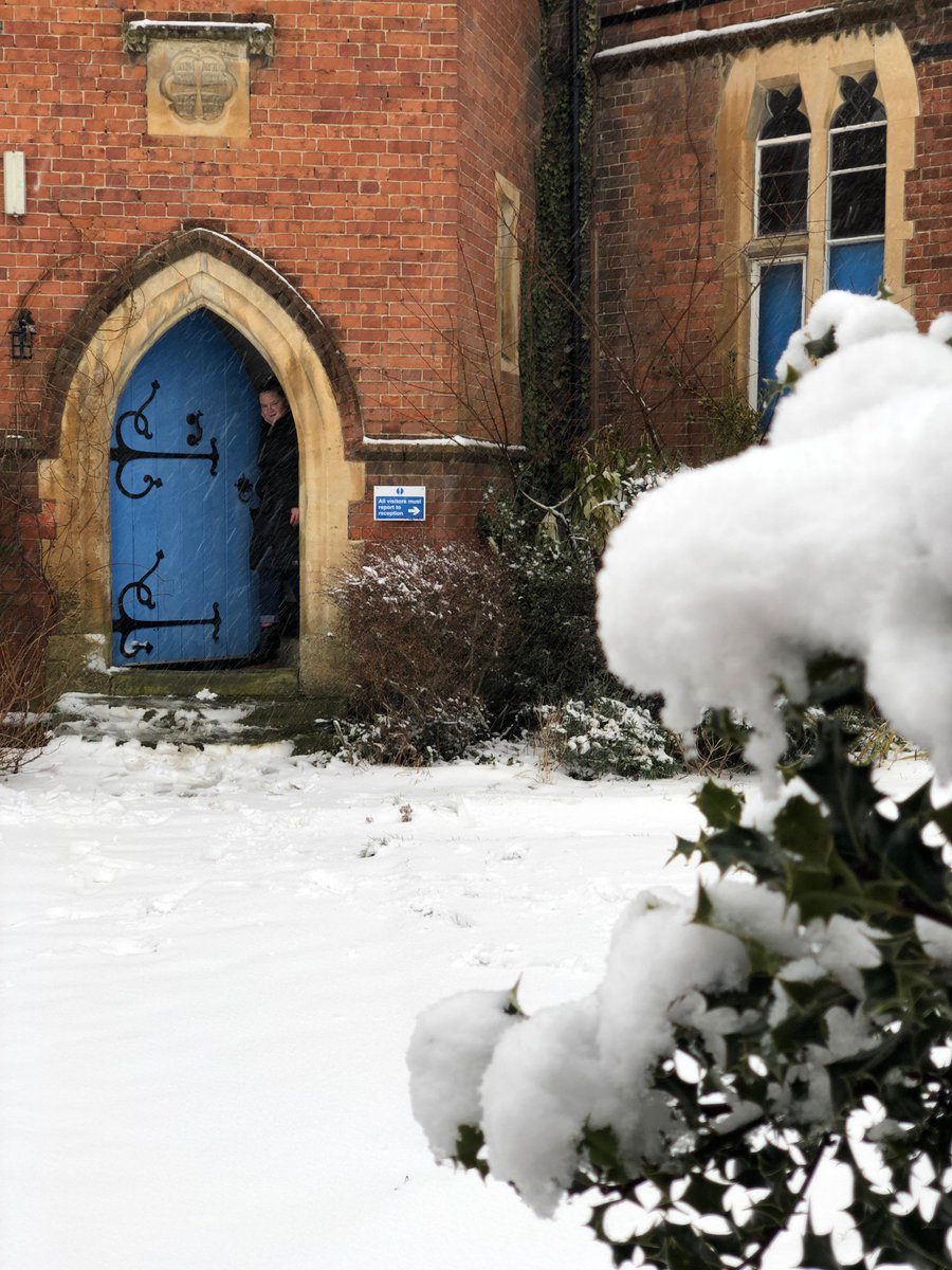 OISE_Germany's tweet photo. In Newbury hat es heute Nacht geschneit! Eine Seltenheit für UK und doch immer willkommen. Auch im Winter sind jede Woche Sprachschüler in der Schule, um ihr Englisch zu verbessern und Erfahrungen im Ausland zu gewinnen. #beoise https://t.co/RHaqshKb6A
