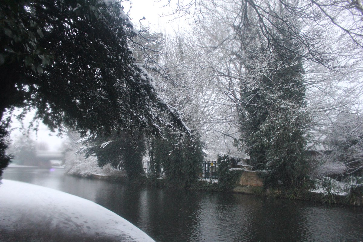 OISE_Germany's tweet photo. In Newbury hat es heute Nacht geschneit! Eine Seltenheit für UK und doch immer willkommen. Auch im Winter sind jede Woche Sprachschüler in der Schule, um ihr Englisch zu verbessern und Erfahrungen im Ausland zu gewinnen. #beoise https://t.co/RHaqshKb6A