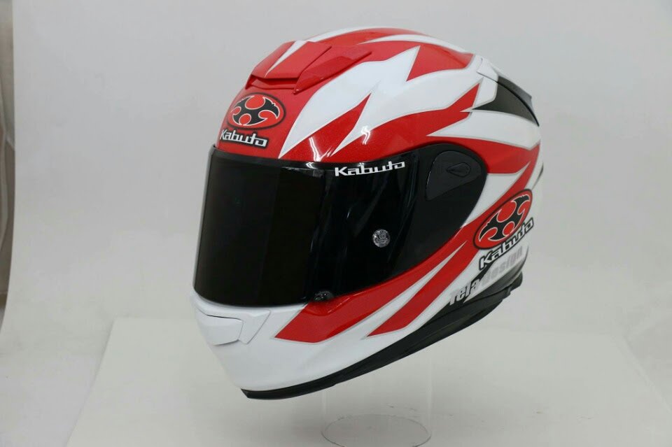 元ヤマハのライダーで同世代の本間選手の最新のヘルメットがこれらしい