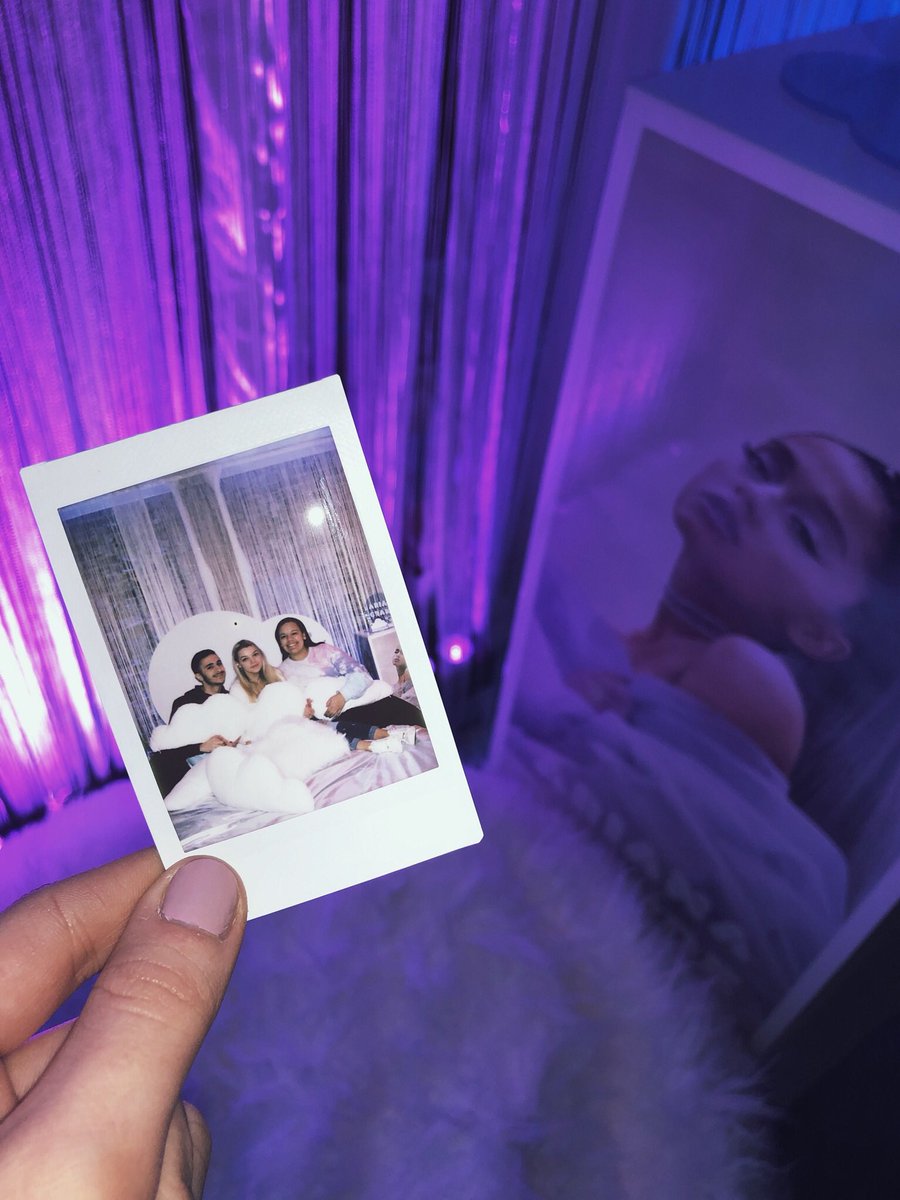 sweetenerlaura's tweet photo. in our element ☁️💕 #ArianaGrandeCloudUK https://t.co/IFh9PpUENx
