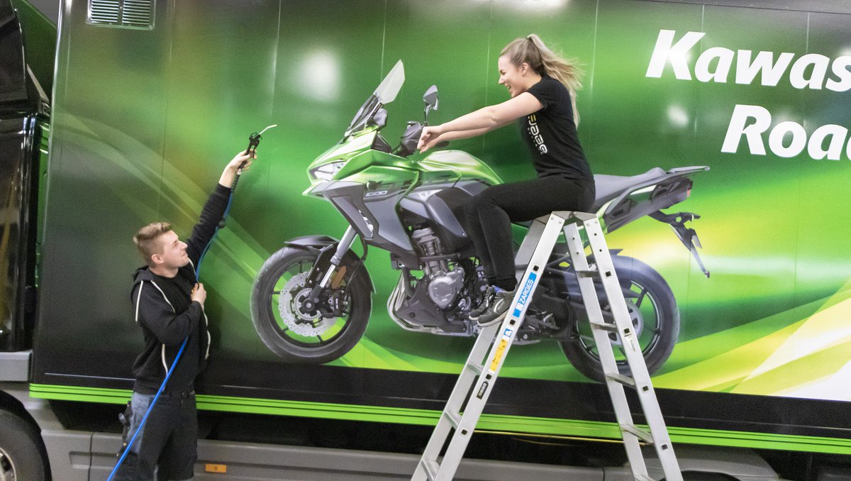 In de week van Jabe: Je ziet dat we er alles aan doen om reclame tot leven te brengen...
#beletteren #kawasaki #opdemotormetjehaarindewind