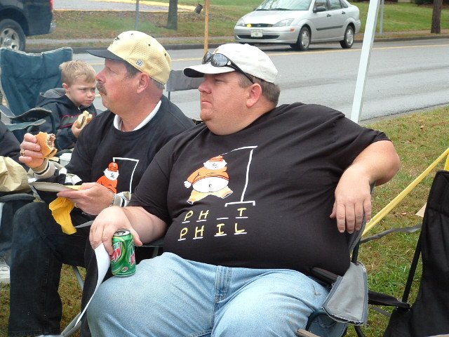 Haptown's tweet photo. @OriginalVUDores @FanofVandy @BigNatesgrill @VandyGold @tony_pack123 

Sorry about your phone Gen, but this is my only good one of Bill. https://t.co/zfob6fZpdY