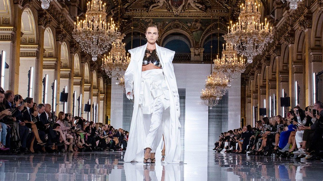 Cara Delevingne Re-Creates Iconic Janet Jackson Photo for New Campaign buff.ly/2DP0G6z