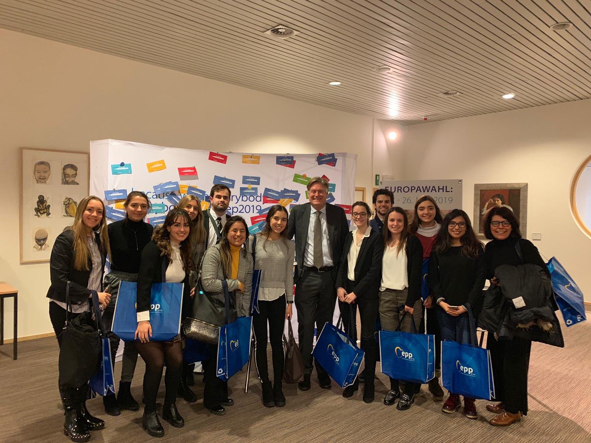 TonoEPP's tweet photo. Un placer recibir esta semana a estudiantes de Relaciones Internacionales de la Universidad de Navarra. Interesante charla sobre la Unión Europea y las Instituciones Comunitarias, en especial el Parlamento Europeo y el trabajo de los eurodiputados @unav @ppegrupo https://t.co/WhgiYK5N2w