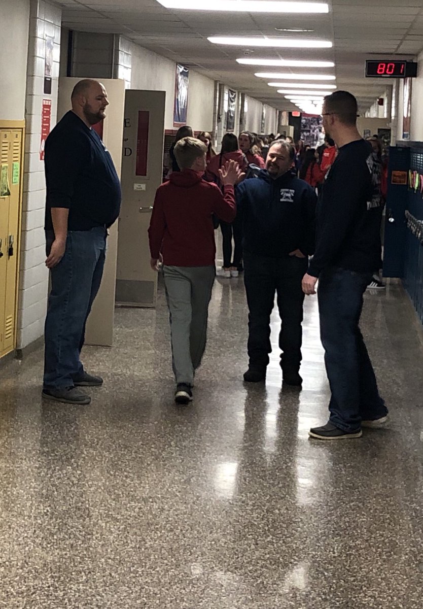 ForestCityMS's tweet photo. FCMS thanks our Forest City Fire Department for taking time to help our students start their day out right! #HighFiveFriday #FCFD #FCMS #teamingtogether https://t.co/D0UKPSNf8t