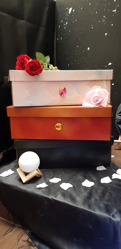 coulrojune's tweet photo. Hi! My FS group is selling embellished Vday giftboxes w/ great content! You may choose a box and choose your content! Please see thread for more details. My heart is reaching out to you as well for ur support—pls RETWEET! Happy Valentine’s Day to y’all! https://t.co/UketvZ54xG
