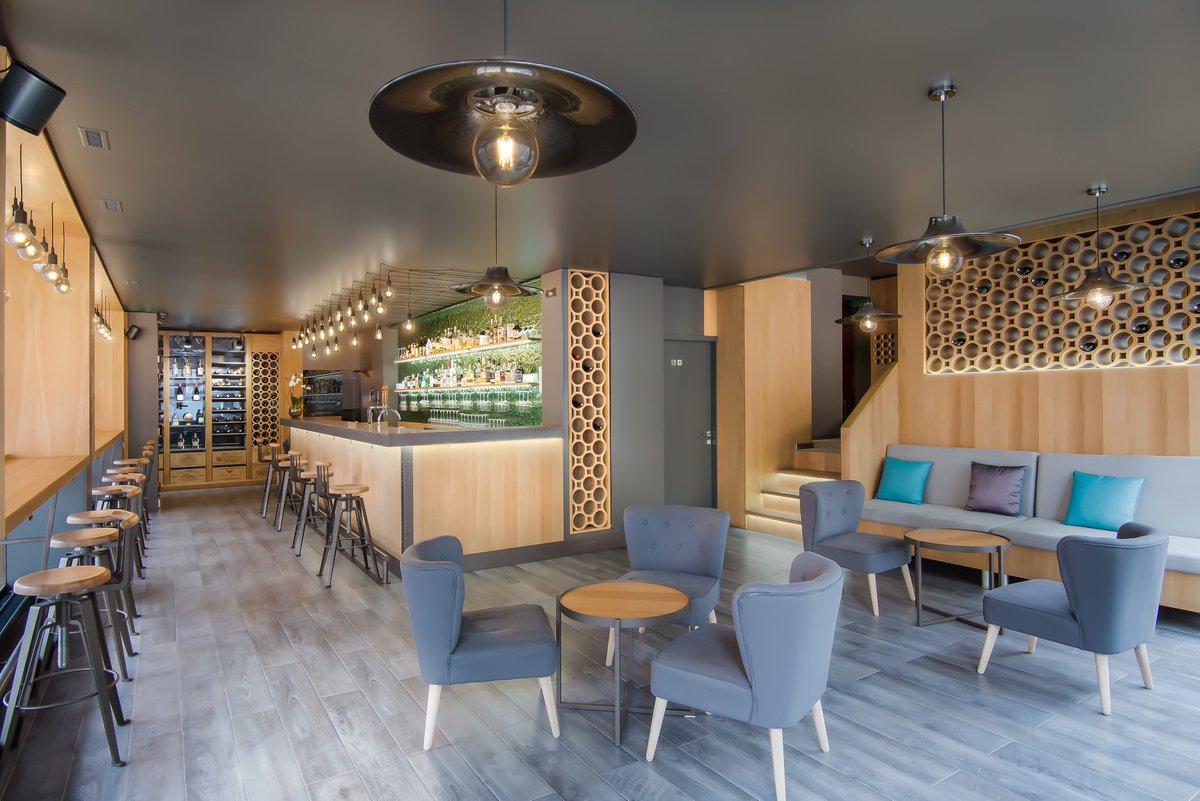 PlusobjectO's tweet image. In the bar 1814 Wine Corner the designers “Briukhovetskiye Architects” combined classic elements wood, glass and metal in modern perusal. It became a real creativity challenge for @PlusobjectO to produce furniture and items from the glass for this project in Switzerland.