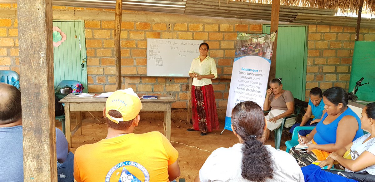 Corantioquia's tweet image. 2. Con el apoyo de nuestro programa #Piragua y la @DefensaCivilCo de Caucasia, la comunidad de #Margento conoce cómo realizar la adecuada protección de aljibes y generar estrategias de mejoramiento de la calidad de agua