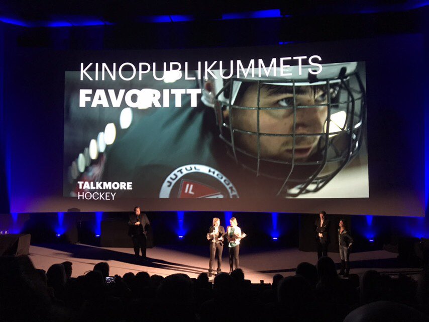 Talkmore_Presse's tweet photo. Jippi! «Hockey» vant prisen for «Kinopublikummets favoritt» OG «Beste Film - Riks» i gårdagens Big Screen Awards🎉🥳🏆 Skikkelig stas!😍 (Oppvarming til morgendagens Gullfisken?🤞🏼😇 Stem gjerne 4 til 26700!) #talkmore #hockey https://t.co/gNQLCYh0x6