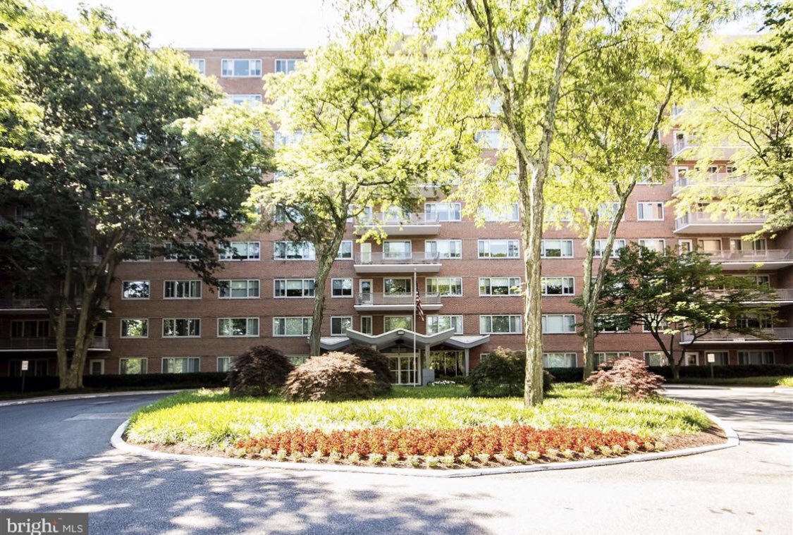richardwaxmanr1's tweet photo. Happy Settlement Day to my buyer who is settling on this beautiful apartment at 11 Slade. Itβs been fantastic working with you through the process π π π Iβm never too busy for your referrals #sellingbaltimore #buyingbaltimore #realestate #realestating #baltimore #11slade #coop https://t.co/fhOBv4m7Rm