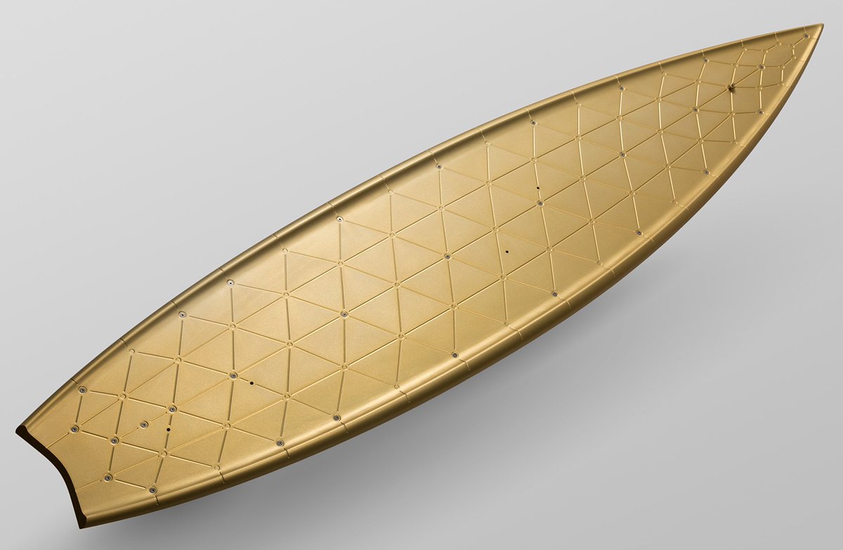 BaobabGroup's tweet photo. Industrial designer Marc Newson worked with Japanese swordsmiths, Czech glass makers and an American surfer to create these awesome swords and surfboards for the show at the Gagosian's Chelsea gallery. 🇨🇿🇺🇸⚔️🏄‍♂️🇯🇵  @Gagosian https://t.co/mmjwuOUP6b