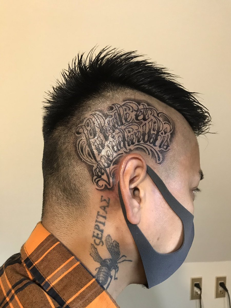 刺青師 彫写楽 Tattooist Gappi 在 Twitter 上 昨日の続き 前回の反対側も含めて こんな感じになりましたとさ 良きです 髪を切るのが毎回楽しみになりますよー キヨさんいつもありがとうございます 刺青 タトゥー ワンポイント 文字 ボカシ メッセージ