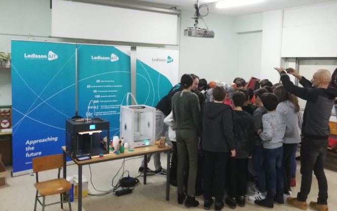 LedissonAIT's tweet photo. Esta semana visitamos el CEIP Xosé Fernández López para dar a conocer la industria 4.0 a los más jóvenes. #Industria40 https://t.co/rc2Z58XtPV
