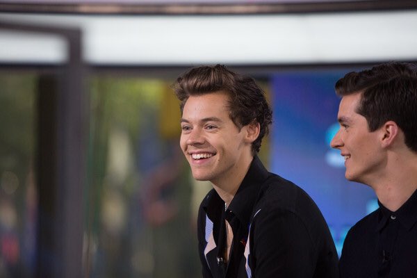 Happy Birthday to <a href="/harrystylesbth/">Harry Styles TH</a> เพื่อนผู้เป็นคัพเค้กของผม เราเจอกันครั้งแรกที่หาดนรกนั่น มันก็ผ่านมาเข้าปีที่สามแล้ว ฉันยังจำรอยยิ้มของนายได้ เห็นว่าช่วงนี้นายอยู่ญี่ปุ่นใช่มั้ยละ ขอให้เป็นปีที่ดีของนายนะพวก ! ✨