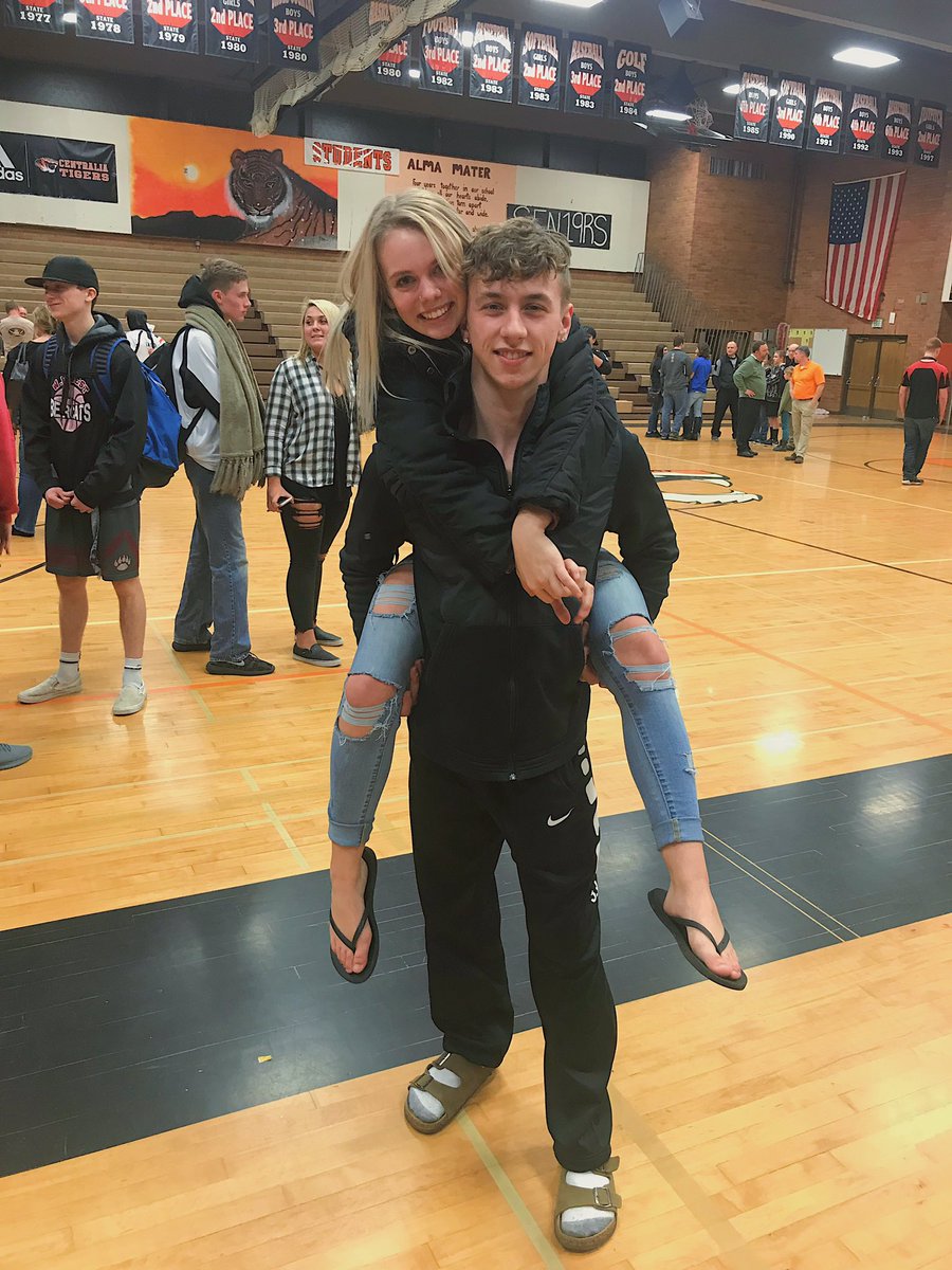 barrows0125's tweet image. I’ve got your back forever ❤️ #samebutdiff