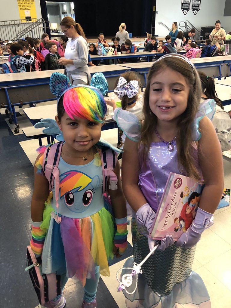 DevonAireK8's tweet photo. First Grade is Bringing Books to Life today! #CLW2019 #MDCPSLiteracyWeek #MDCPSfindyourselfinabook @DevonAireK8 @EducationFL @MDCPSREADING https://t.co/3zUeGsUOVO