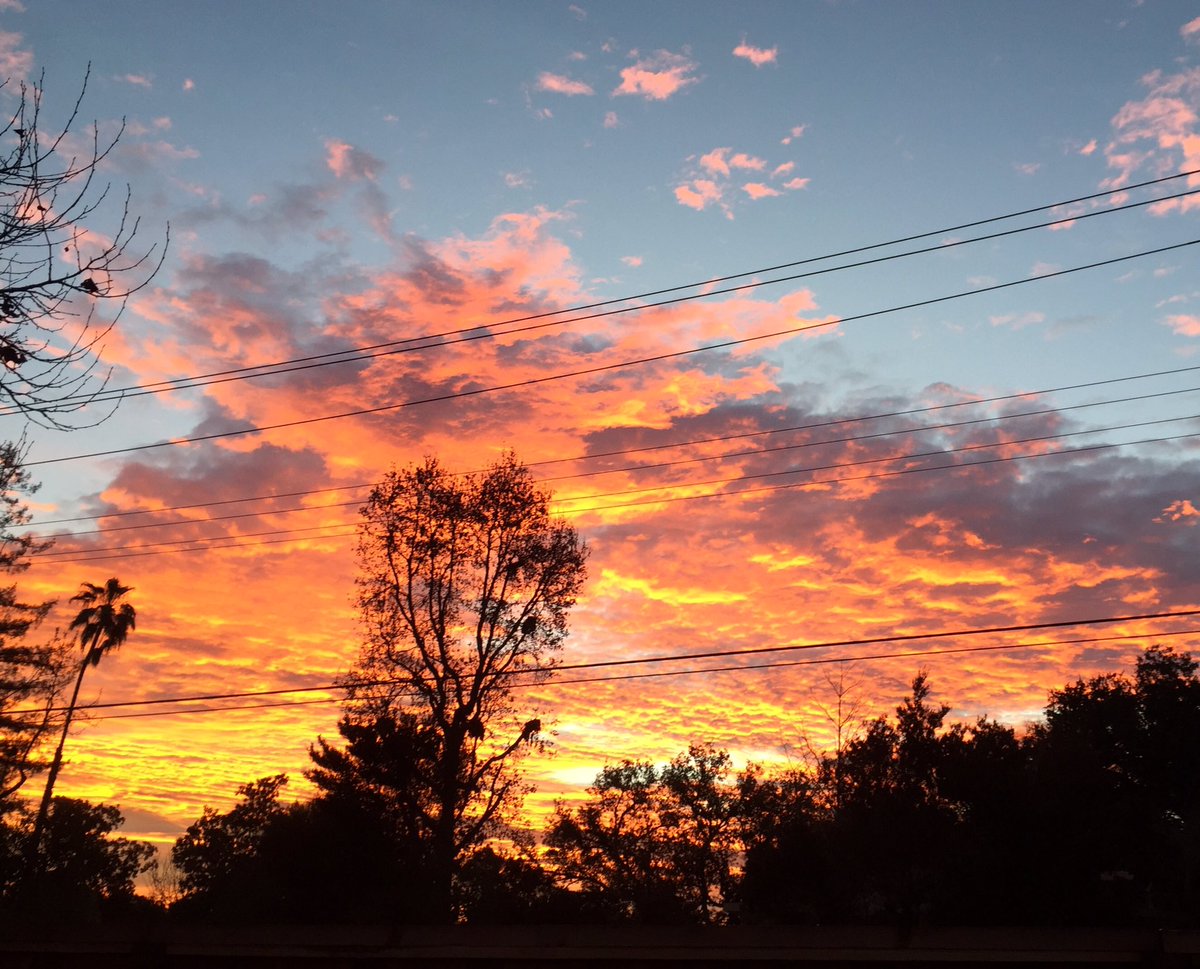 EscondidoSci's tweet photo. Our mostly-cloudless NorCal skies deliver beautiful weather day after day, but skimp on the spectacular sunrises and sunsets that need a little moisture. Not this morning!
#RedSkyInMorningSailorsTakeWarning
#silverlining #goldlining #pinklining https://t.co/fs5OCeMAQf