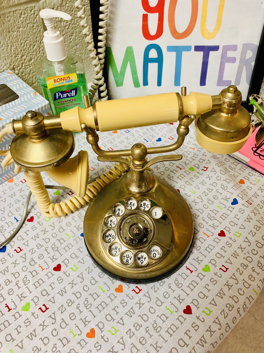 MrsShieldGR's tweet image. Exploring “antiques” on the 100th day! “It’s a WHAT?! Mrs. Shield, how do you even take a picture?!” 😂 #grgator @GRGator #technology #theoldendays