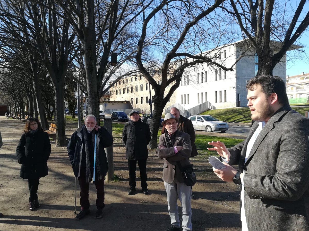 Moments de la visita urbana "Aigua, ciutat i territori", amb intervencions d'Antoni Freixanet, Pere Casas, Carles García i Albert Santasusagna. Acabem les #JornadesCerdà fent territori! #Manlleu #Mediambient #HistòriaUrbana #Urbanisme #Patrimoni <a href="/museudelter/">Museu del Ter</a>