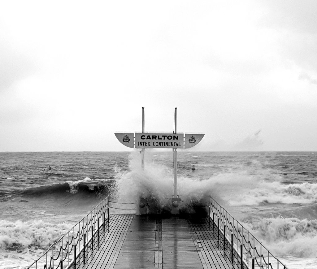 Vagues à lames...
#vagues #cannes #cotedazurfrance #picoftheday #METEO06 #alerteorange