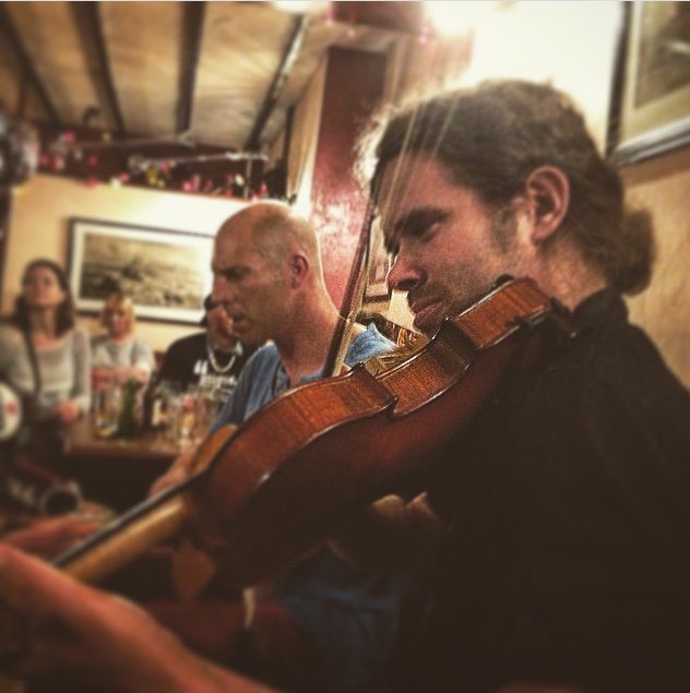 greinneyder's tweet photo. Ny jarrood yn seshion ec yn Albert PLM noght ayns cooinaghtyn jeh Brian Stowell. Tar-jee, cloie-jee, as loayr-jee Gaelg!

#gaelg #gaelic #kiaull

Session 8pm Albert, Purt le Moirrey https://t.co/jlTls7aloz