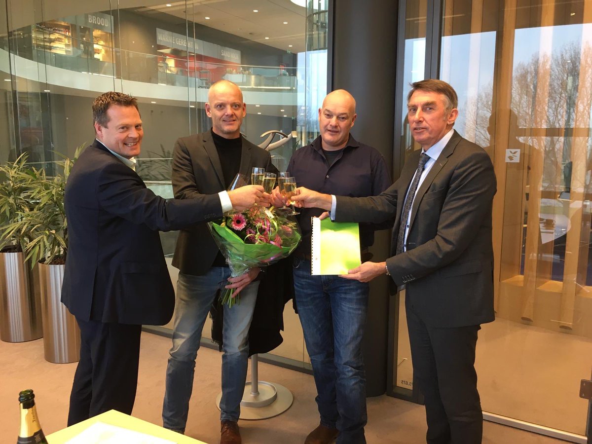 Abee_Albert's tweet photo. Gisteren één van de laatste bedrijfskavels op Leeuwenhoekweg @Lansingerland verkocht aan https://t.co/BJ75b9PHJw voor realisatie bedrijfsunits. Mooie ontwikkeling door plaatselijk bedrijf, gefeliciteerd @ErikBatenburg, #LSLbouwt https://t.co/tLD5GZdYC2