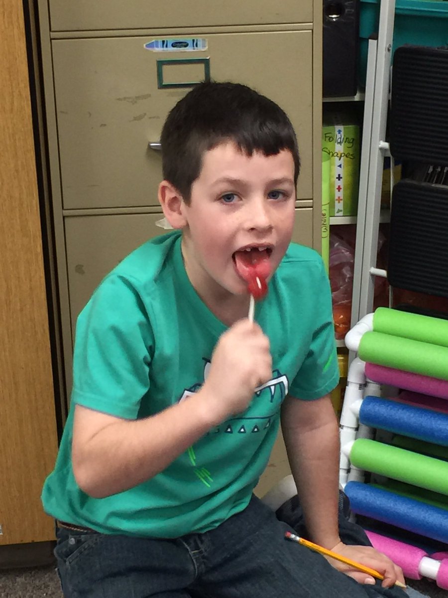 MahraSanders's tweet photo. How many licks does it take to get to the center of a Tootsie Pop? #100thDayofSchool  #cisdtigers #cestinytigers https://t.co/DgjaINq4fN
