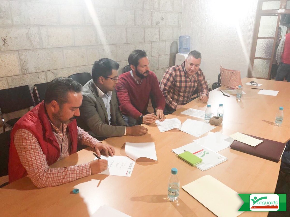 VanguardiaCEN's tweet photo. Con el respaldo de @Juanqro iniciamos el proceso de renovación de @VanguardiaQro para fortalecer a nuestra organización y seguir contribuyendo proactivamente al trabajo que realiza @PRIQueretaroCDE #SomosVanguardia #SomosPRI https://t.co/Ek74IzBfMp