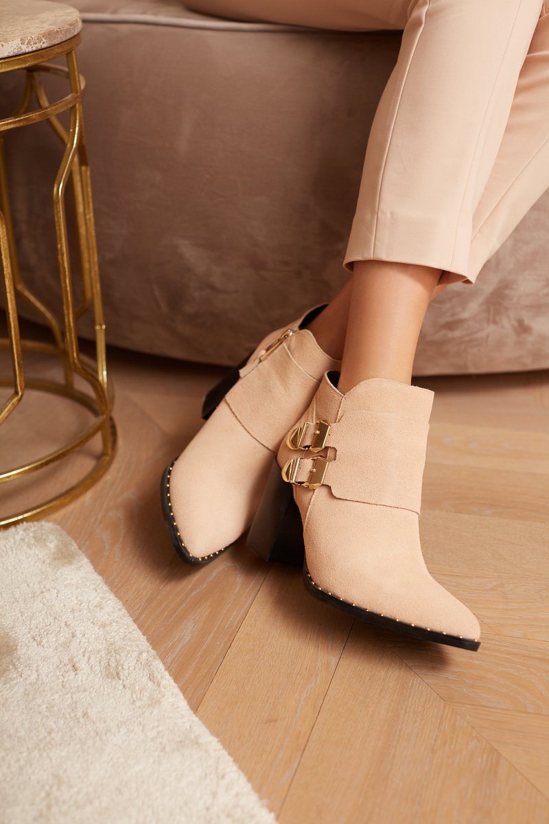 JOSHVHQ's tweet photo. S H O E  P E R F E C T I O N // Did you know our bestselling JV GIZI Bikerboots are also available in nude with gold hardware?! One of our favorite color combinations! 🙌 Get them now in the JV Partner Stores and via https://t.co/bOqNTa0a8b #JOSHV https://t.co/sOib2Brzth