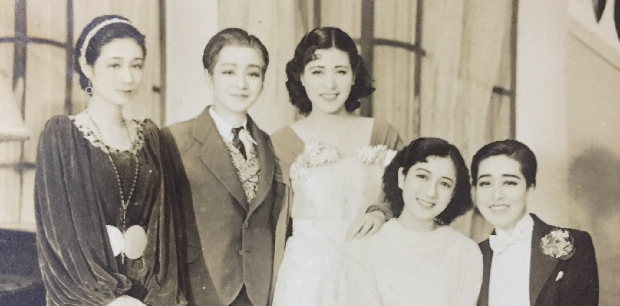 小針侑起 逸翁を父とした 宝塚少女歌劇という家族 の幸せそうな写真 右から葦原邦子 轟夕起子 草笛美子 園井恵子 水の也清美 父の膝の ぬくもりうれし すみれくさ 富士野たかね 宝塚 小林一三 宝友之塔 園井恵子 T Co Irrkypc9rr