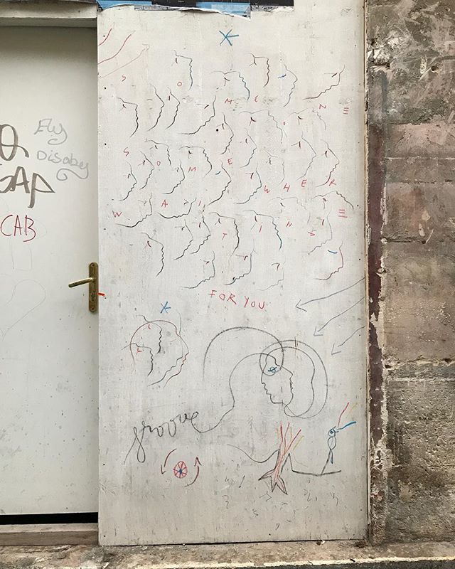 Groovy groove #pastel #craie #streetart #paris #colors bit.ly/2HNFTEq