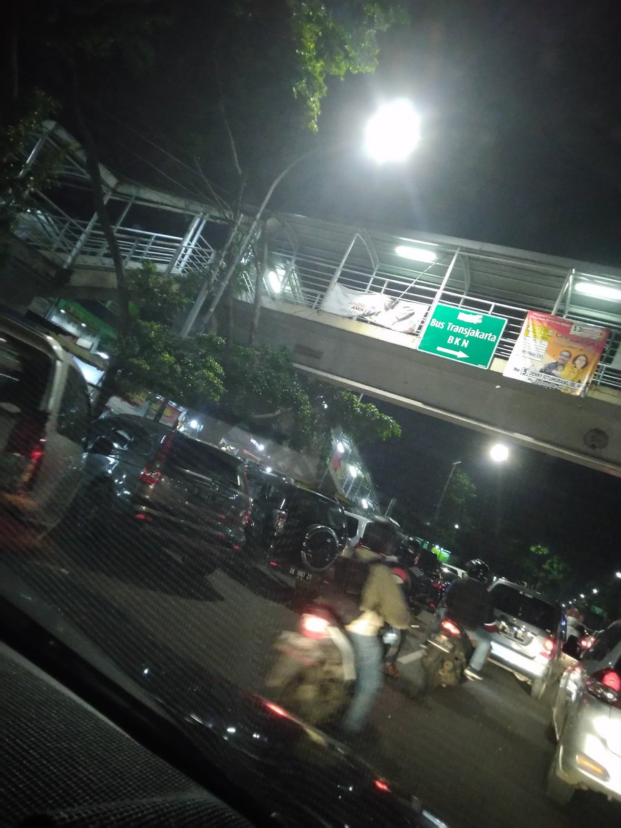 Macet banyak mobil parkir padahal ada rambu dilarang parkir, dr pagi hingga malam seperti inj <a href="/TMCPoldaMetro/">TMC Polda Metro Jaya</a> @DishubDKI_JKT <a href="/aniesbaswedan/">Anies Rasyid Baswedan</a>