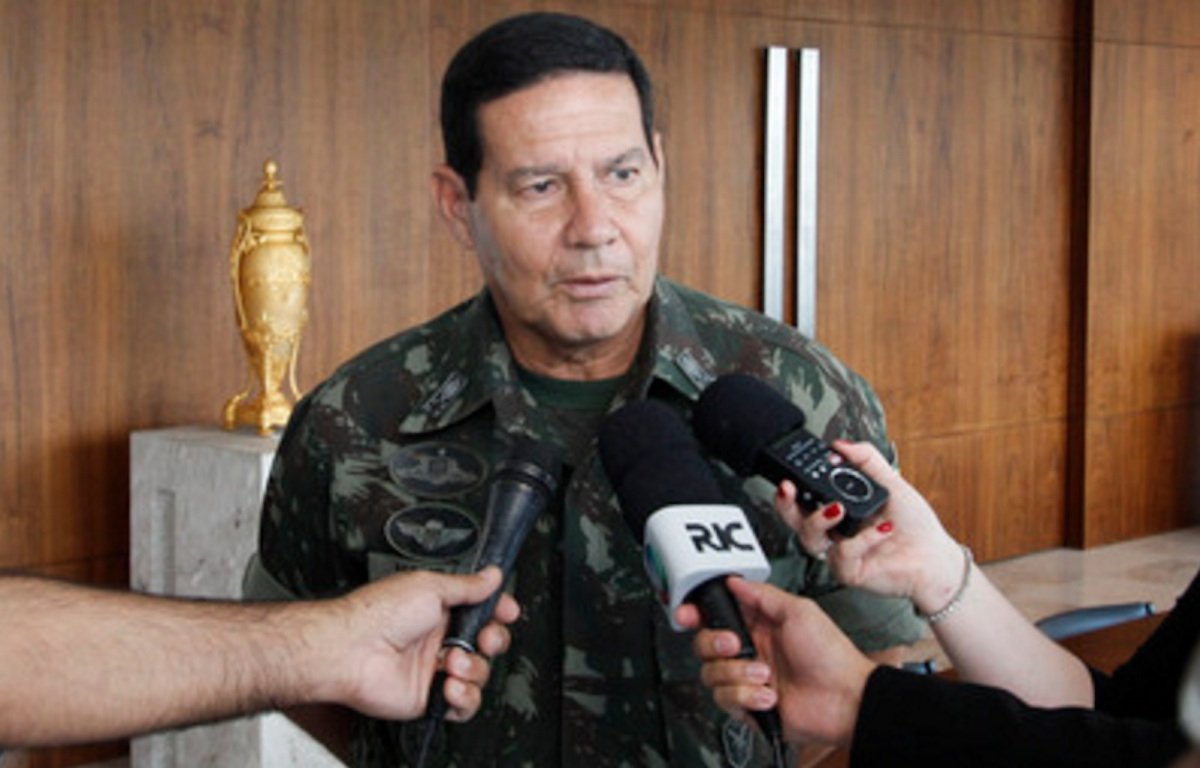 foIha_sp's tweet photo. Em entrevista, Mourão se diz a favor da liberação das drogas, a favor do aborto, a favor desmilitarização da policia, ideologia de gênero, chama Bolsonaro de 'coiso' e grita: 'LULA LIVRE'
https://t.co/lcN9ITJaAC https://t.co/911trhNOQF
