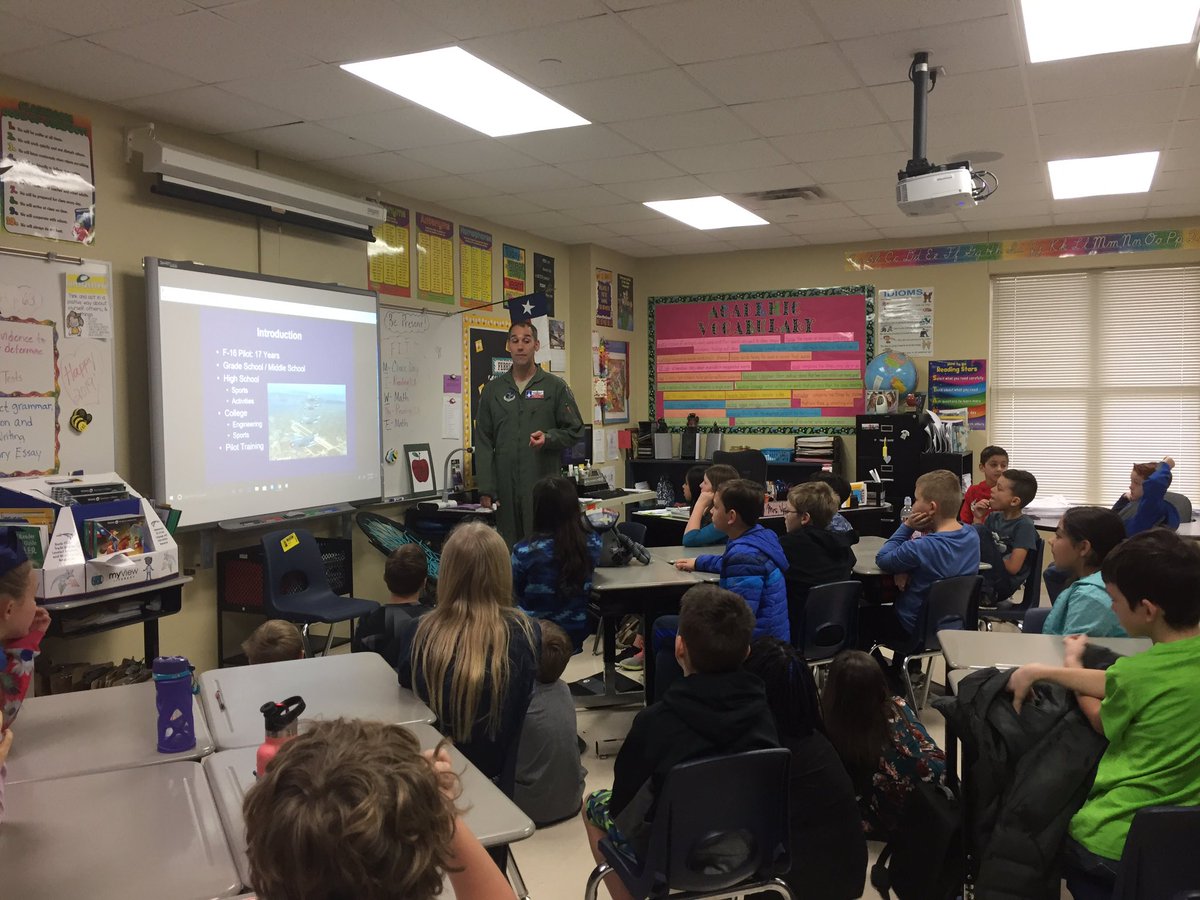 mrsfariasclass's tweet photo. Thank you, Mr. Schill! #careerday https://t.co/19aSIcr0fr