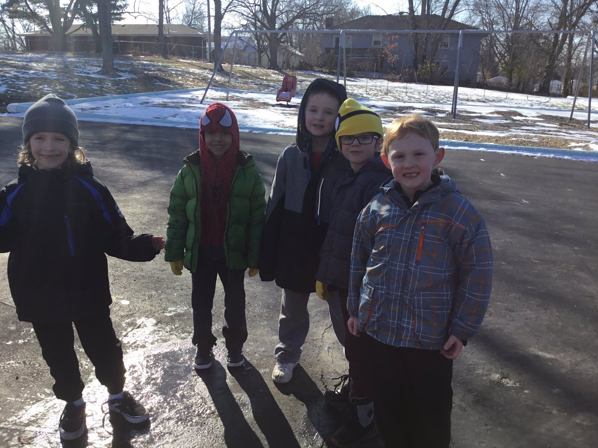 MrsGarrettNKC's tweet photo. So excited to be outside in this beautiful โ๏ธday! #warriorscreate #MapleKinderstars @MapleWarriors #thisweekatmaple https://t.co/vG1V6l8T56
