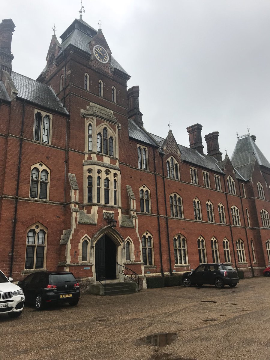 FramlinghamBA's tweet photo. We had a great meeting with @fcbusinessclub this morning to talk about how we can bring the #Fram community together in even more ways. So fortunate to have this beautiful school @FramCollege as part of our town. https://t.co/i57irUjLQw