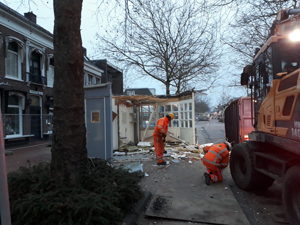 Vandaag een bijzondere dag! Het centrum van Drachten wordt ontdaan van een historisch straatbeeld, de oude fietsenstalling op de Noordkade wordt gesloopt door Van der Wiel Infra &amp; Milieu BV.