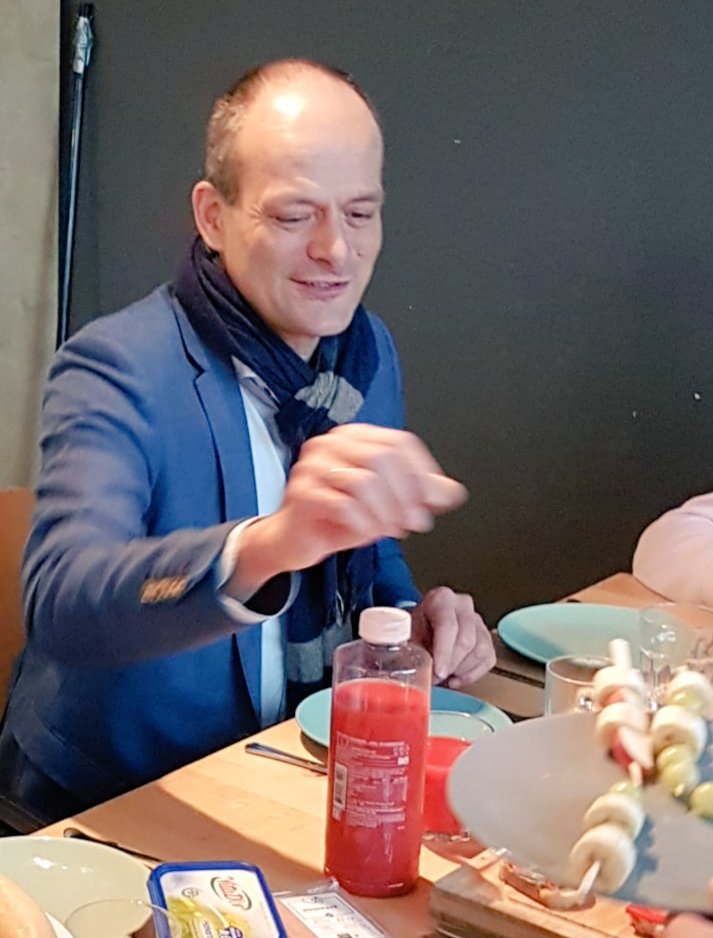 GemDordrecht's tweet photo. Wethouders @rikvdlinden en @peterheijkoop bezochten vandaag Dordtse initiatieven op 't gebied van jeugdhulp, zorg &amp; onderwijs. Zo spraken zij met jongeren in de crisisopvang tijdens 'n zelfgemaakte lunch. Dank aan de betrokken professionals, veel waardering voor hun enorme inzet! https://t.co/SInuj7KMWx
