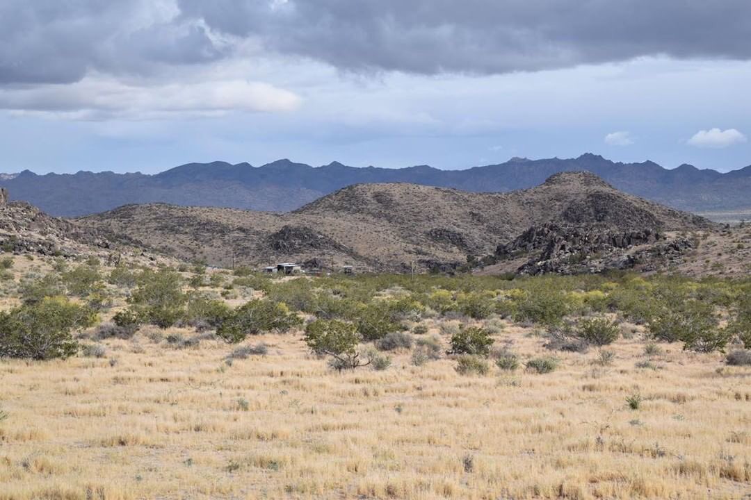 LaurenGlasses's tweet image. 🏘 #ListingOfTheDay 

🏜The parcel number is 0605-351-04-0000, it’s a 2.5 acre corner lot zoned residential in Joshua tree at the corner of center and Lancaster streets. #BuildYourDream 

Offered at $35,000 💸

#JTRealEstate #DesertRealEstate #LandForSale #HipsterHood