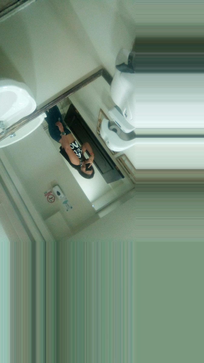 Rosmanirivas's tweet photo. una gordita ebria en un baño de Chile https://t.co/BdLgzMNOFT