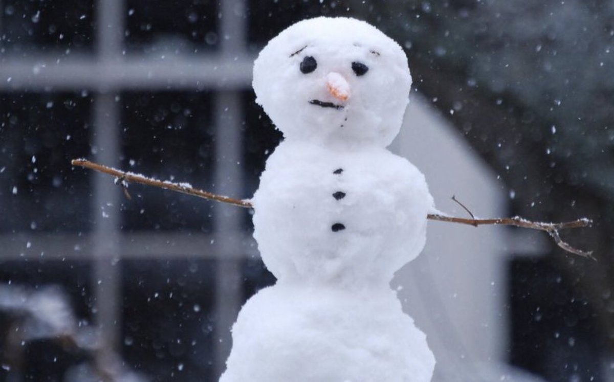 So how many of you have built a snow man today ?? Send us a picture of yours #snowman ⛄️❄️