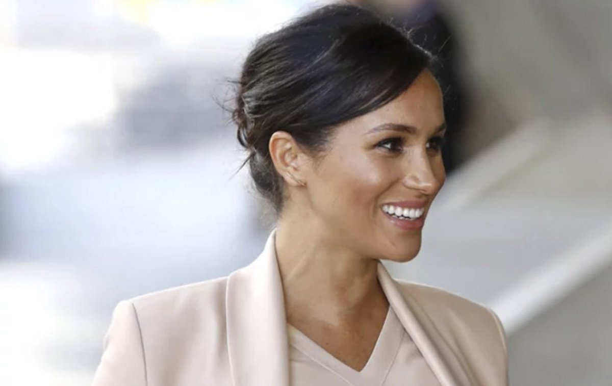 Meghan Markle, la reina del estilo monocromático.

harpersbazaar.cl/celebrities/me…