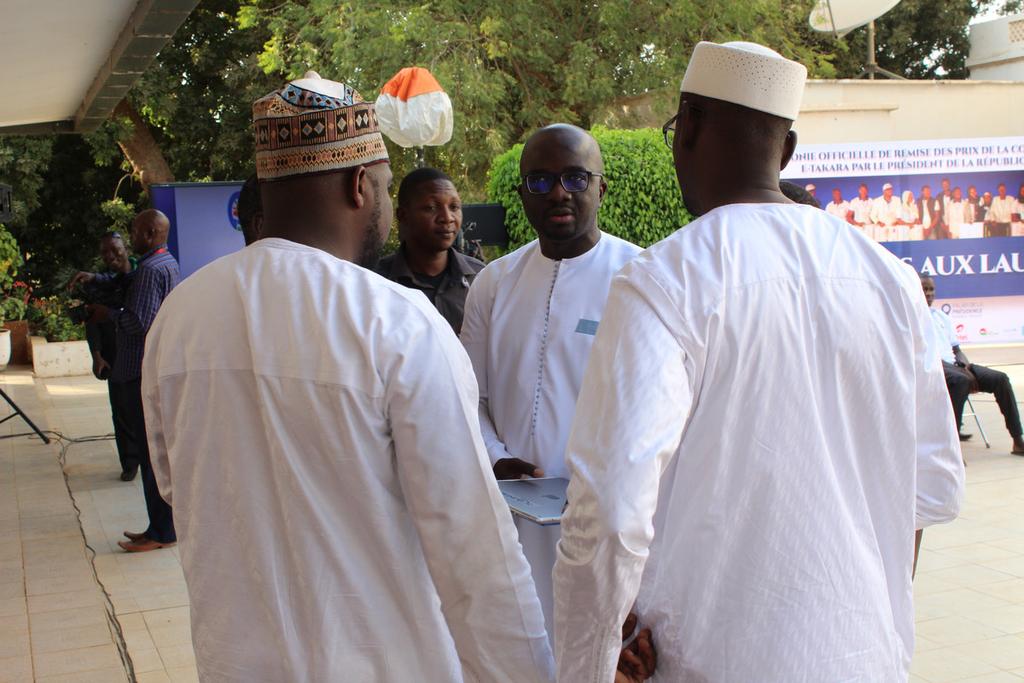 eTakaraNiger's tweet image. [#eTakaraNiger2018] 

Nous sommes en ce moment même en direct 🎥📷 de la @PresidenceNiger pour la cérémonie de remise des prix 🏅🏆 de la 2ème édition @eTakaraNiger 🇳🇪 

#Niger2.0 #Digital4Dev

Cc @AnsiNiger @MDE_Niger @Cipmen @GouvNiger @Banquemondiale @arcep @airtelniger