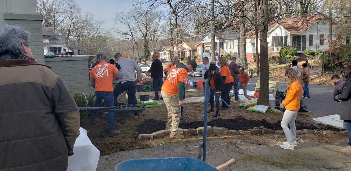 shalisa0159's tweet photo. Had a fun day out of the office gardening for one of our veterans!
#SupportOurVeterans
#TeamDepot 
#TimTebow
@TheTodayShow https://t.co/KNtGFVXaly