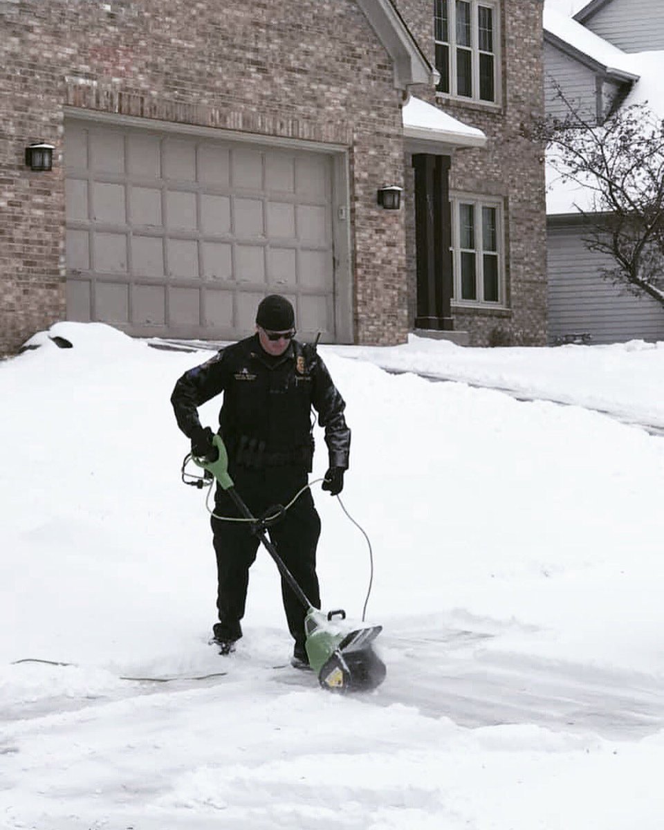 IMPDnews's tweet photo. Officers/Supervisors on IMPD Northwest District went out to another officer’s home, (who is currently off sick for an extended time battling illness), that lives in their patrol area to clear the driveway.
#ThankYouOfficers #RecoverQuickly #ShovelingTheirWayToOurHearts https://t.co/elMHs9MH3c