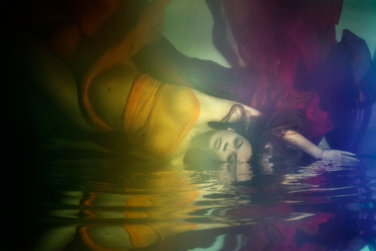 BeyLegion's tweet photo. 2 years ago today, Beyoncé announced her pregnancy with twins and blessed us with this beautiful underwater maternity shoot. 💙🌊 https://t.co/kfjDnrDLtt