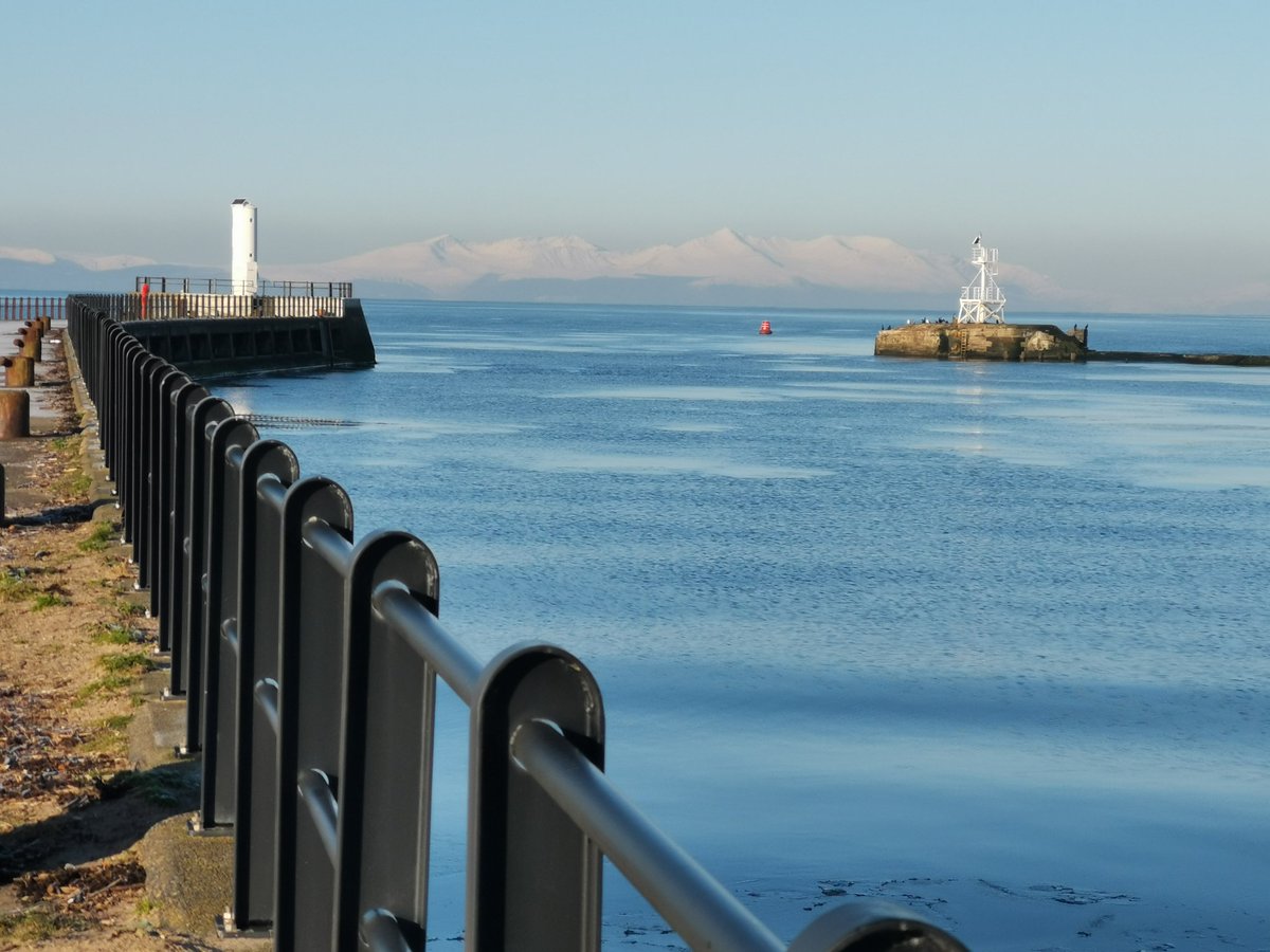 darkadrenaline9's tweet photo. Doon the harbour #Ayr #ayrbeach #ayrharbour #sea #arran #arranview #HuaweiMate20Pro #unedited #pier #bluesky #cold #frostymorning #scottishcoast - look @Kaleidoband I got snow! Ok so there's a body of water separating us but I got a snow pic or 3 😉💜 https://t.co/9TbVhrgACB